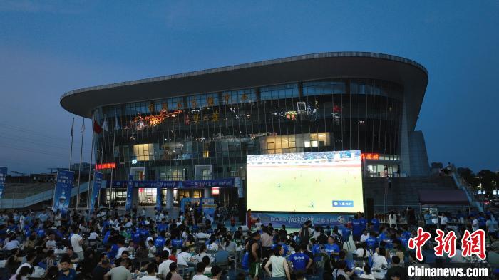 宿迁与连云港足球对决引爆观赛热潮，27168球迷见