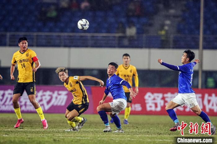 贵港体育中心在滂沱雨中迎来2024年中国足协杯开