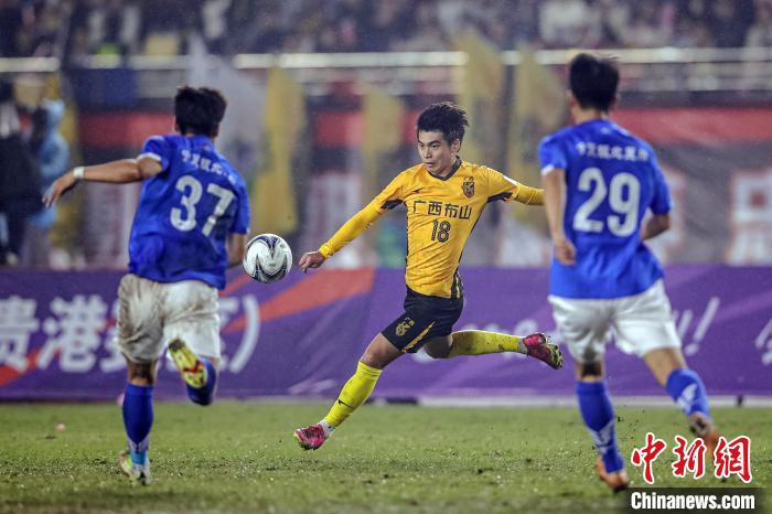 贵港体育中心在滂沱雨中迎来2024年中国足协杯开