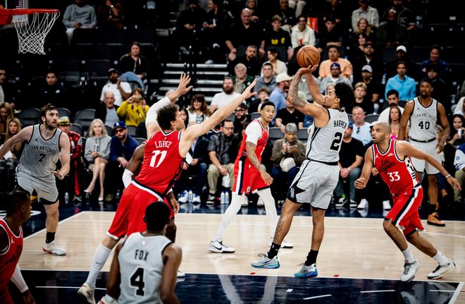 马刺11连胜延续统治力 轻取快船展现冠军相